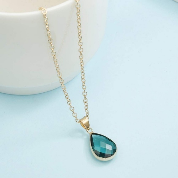 Elegant Drop Pendant Necklace - Green Stone - Picture 2 of 6